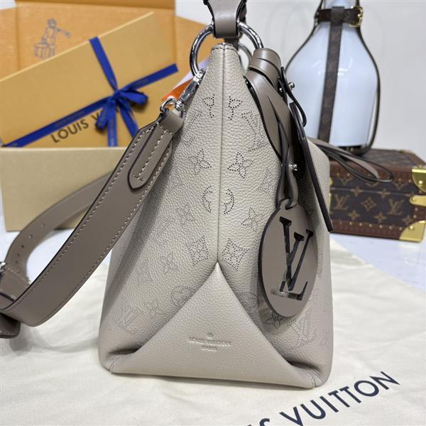 2026124175354258 560